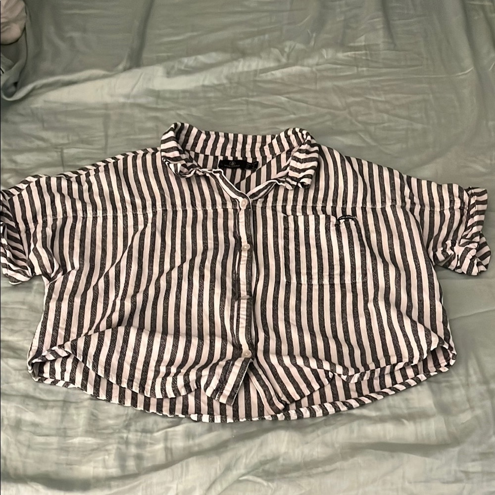 Volcom Black and White cropped shirt